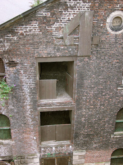 Hnvr_40_Level_Hatches_Left